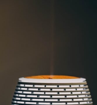 加湿器から蒸気が出ているイメージ