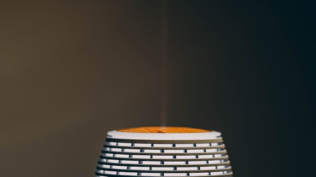 加湿器から蒸気が出ているイメージ